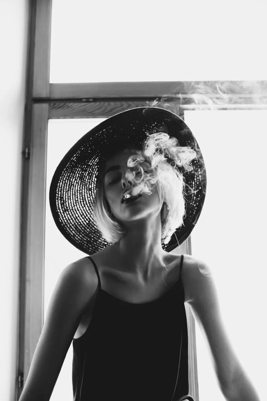 Чёрно-белая фотография. Концептуальный портрет. Черно-белый портрет девушки. Улучшить черно белое фото. Фотопортрет черно белый.