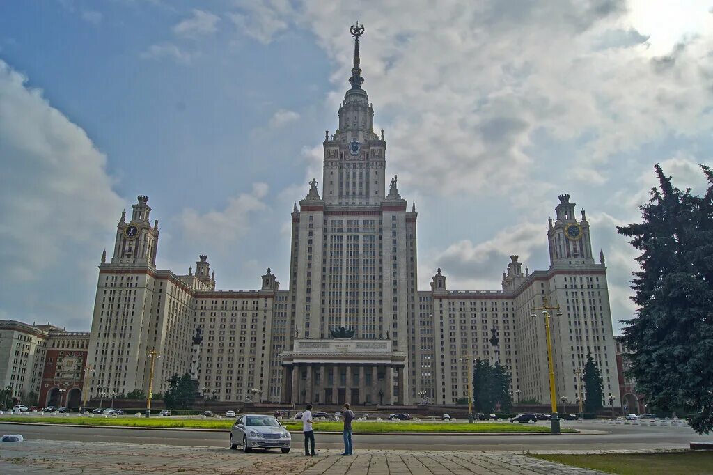 Площадь мгу. Метро университет МГУ. Станция МГУ Москва. МГУ на красной площади. МГУ станция метро Воробьевы горы.