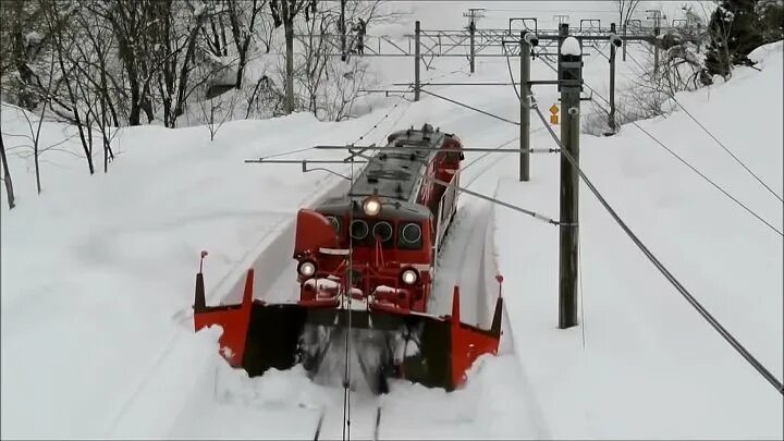 Поезд снежные заносы. Снежные заносы на железных дорогах. Снежный занос на ЖД путях. Поезд застрял в снегу. Пробивка снега поездом.