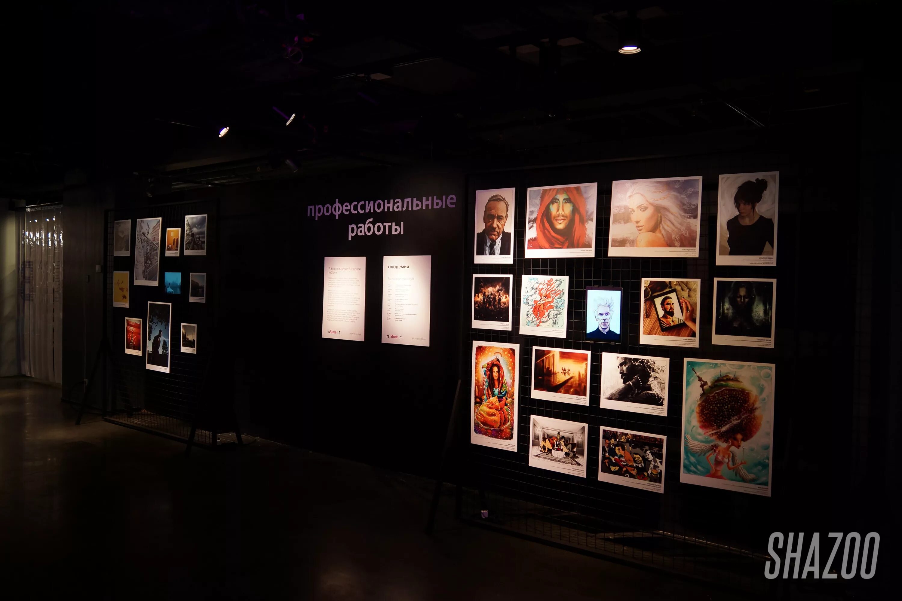 My vision is augmented. Виртуальная реальность искусство. Возраст геймеров смартфона. Много гаджетов. Айфон на выставке.