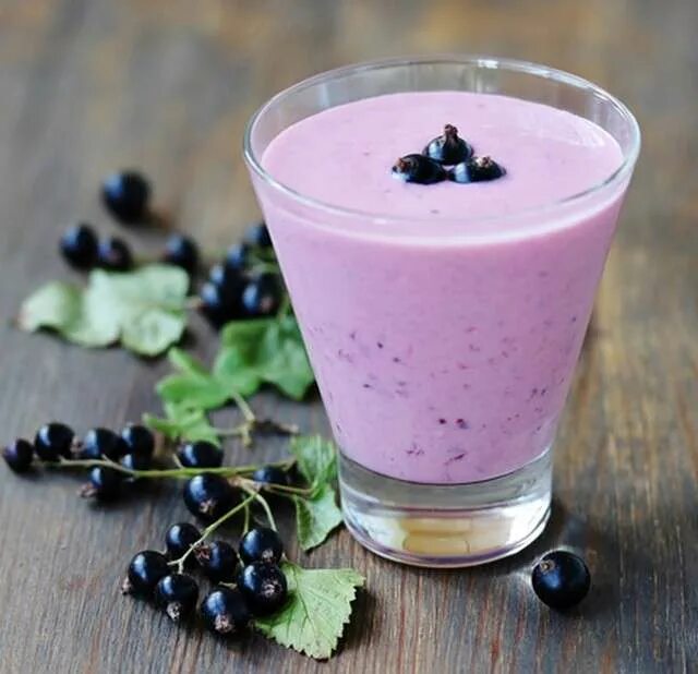 Смузи из черной смородины фото. Смузи из черной смородины. Ягодный смузи смородина. Смузи из смородины. Смузи черная смородина банан.