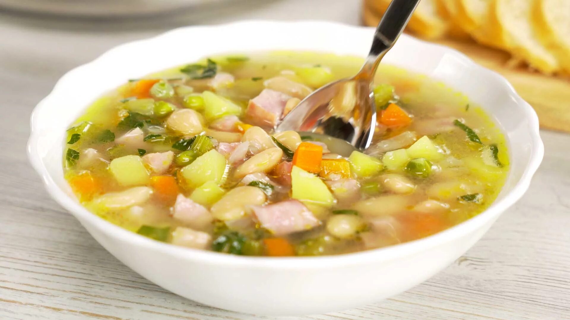Суп с макаронами и тушенкой. Куриный фасолевый суп. суп картофельный с бобовыми. суп картофельный с фасолью. фасолевый суп с ветчиной.