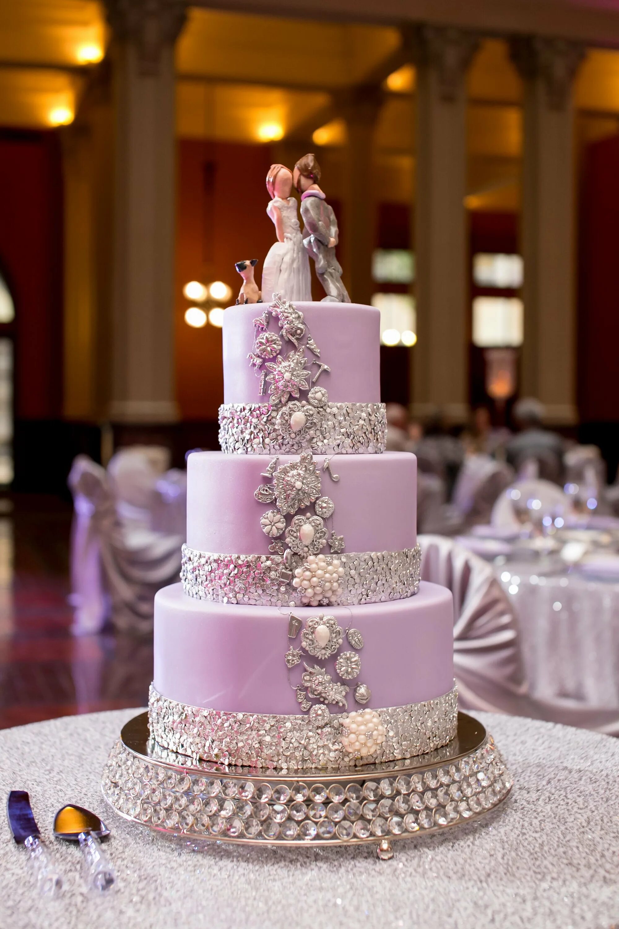 Современный свадебный торт. Красно белый торт. Торт касаделика свадебный. Трендовые свадебные торты. Современные торты на свадьбу.