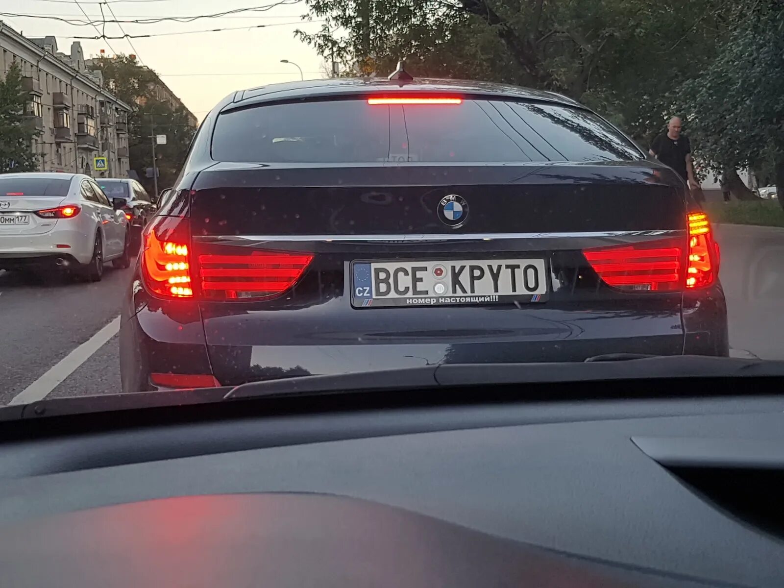 На блатных номерах катит бэха
