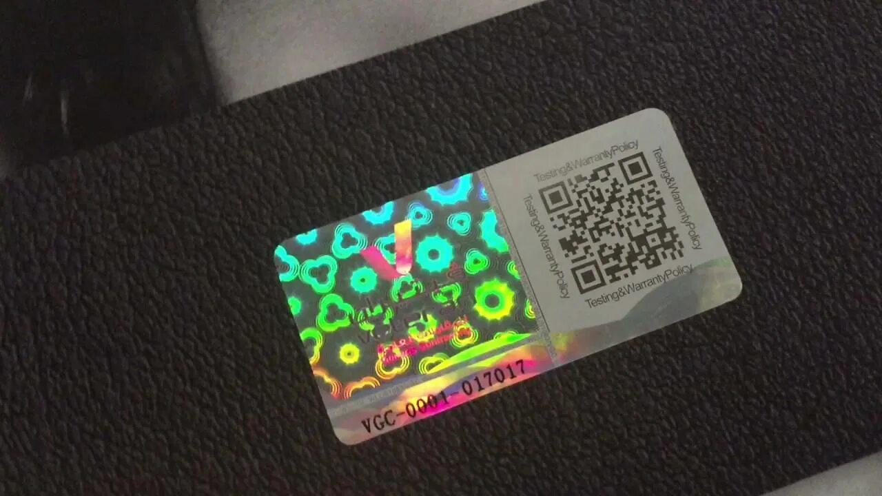 Qr код голограмма. Голографические стикеры. голограмма на упаковке. голографическая этикетка на упаковке. голограмма в дизайне упаковки.
