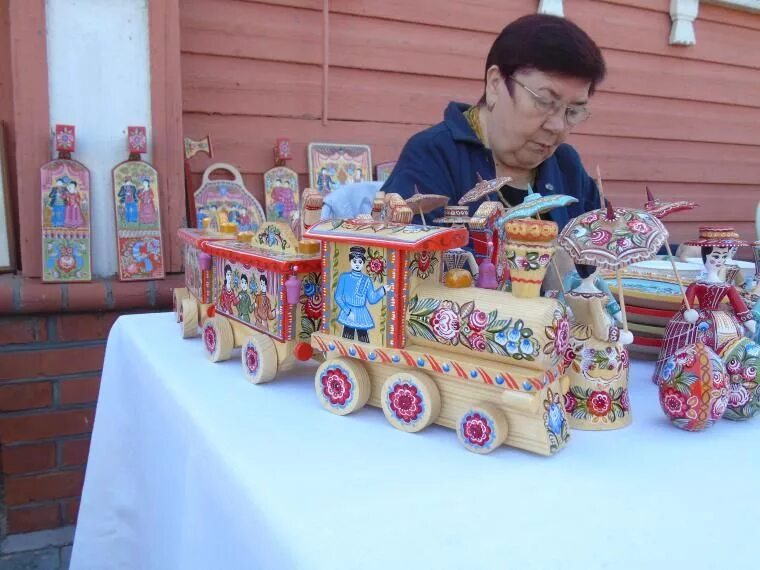 Мастеров народных братство городец 2022. Городец ярмарка. Городец ярмарочная площадь. Городецкая роспись нижний новгород. Городец ярмарка.