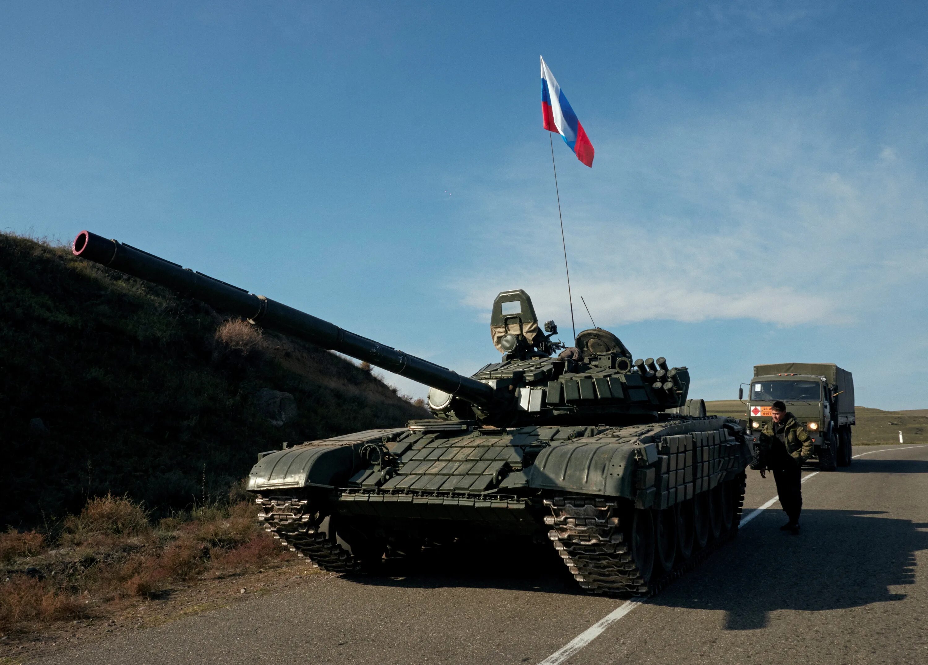 Почему россия миротворец. Нагорный Карабах миротворческие войска. Миротворцы в Нагорном Карабахе. Российские миротворцы в Карабахе. Т-72 памятник Степанакерт.