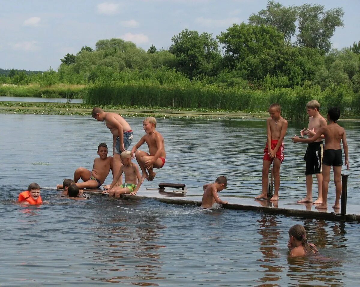 Купание в деревне. Лето в деревне купаться. Дети купаются в реке. Сельские дети купаются в реке. Деревенские купаются.