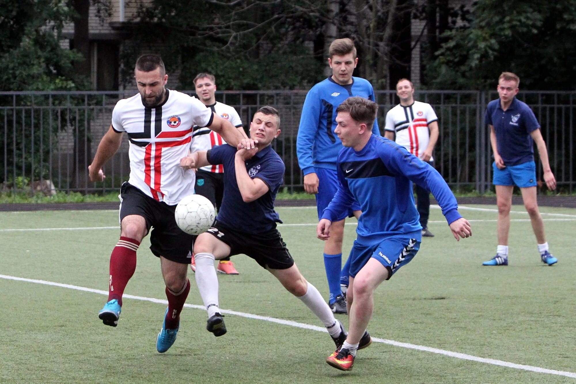 Дети играющие в футбол. Счастливые дети играют в футбол. Дружба месси и суареса. Футбол друзья спорт дети. Дети играют в футбол.