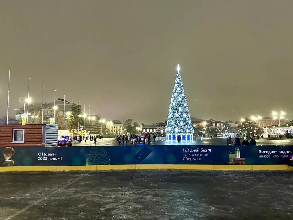 каток на площади куйбышева 2023. катки киров 2022. каток на театральной площади 2024. каток на театральной площади 2024. терешкова каток новосибирск.
