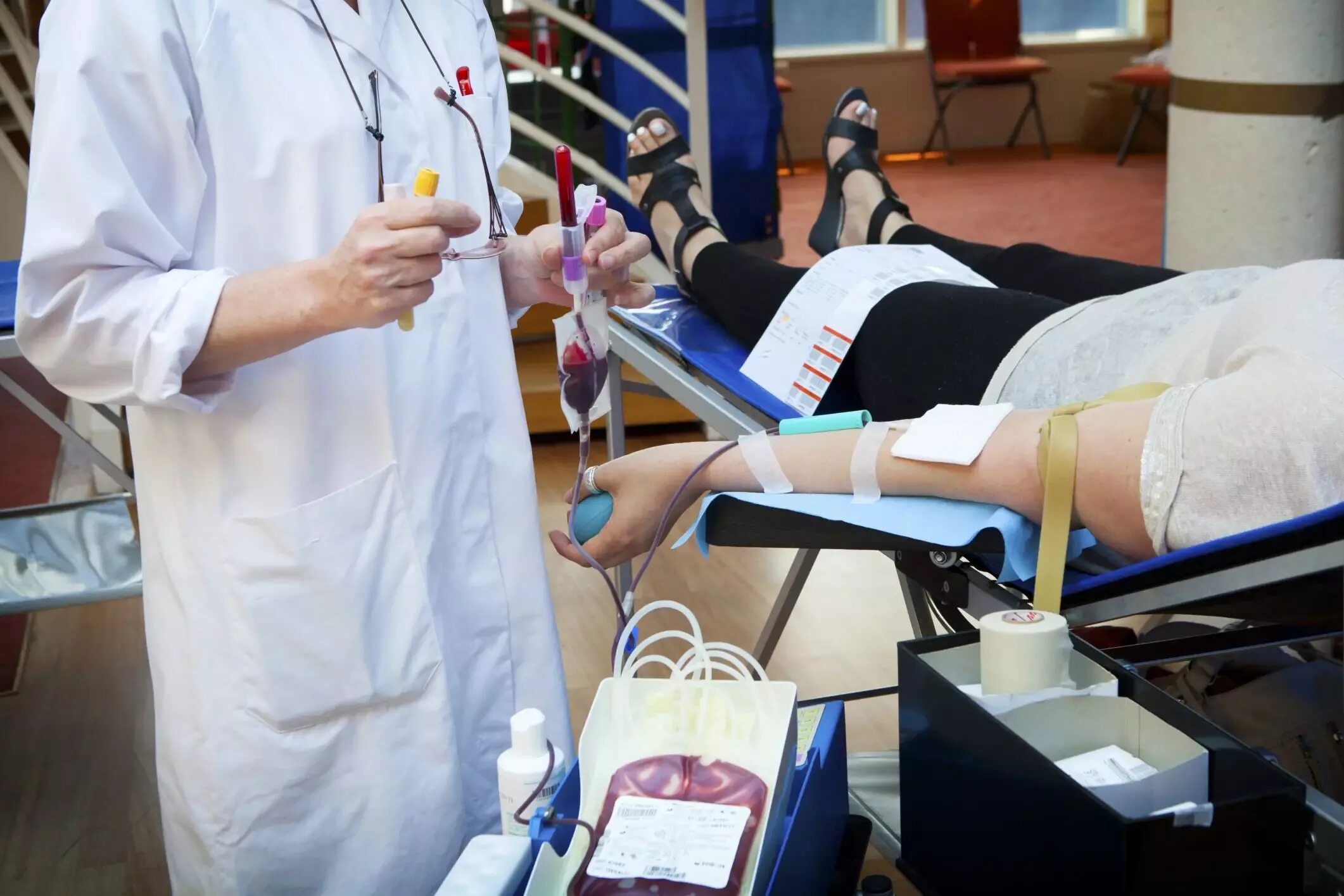 Процедура донорства. Переливание донорской крови. Проведение гемотрансфузии. Переливание крови пациенту.