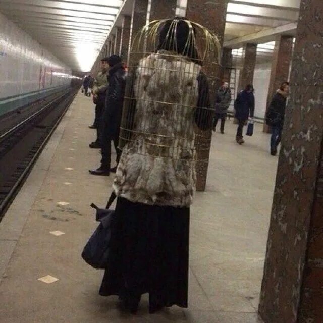 Модники и модницы московского метро. Метрополитен мода. Люди в метро. Модники московского метро. Метрополитен мода.