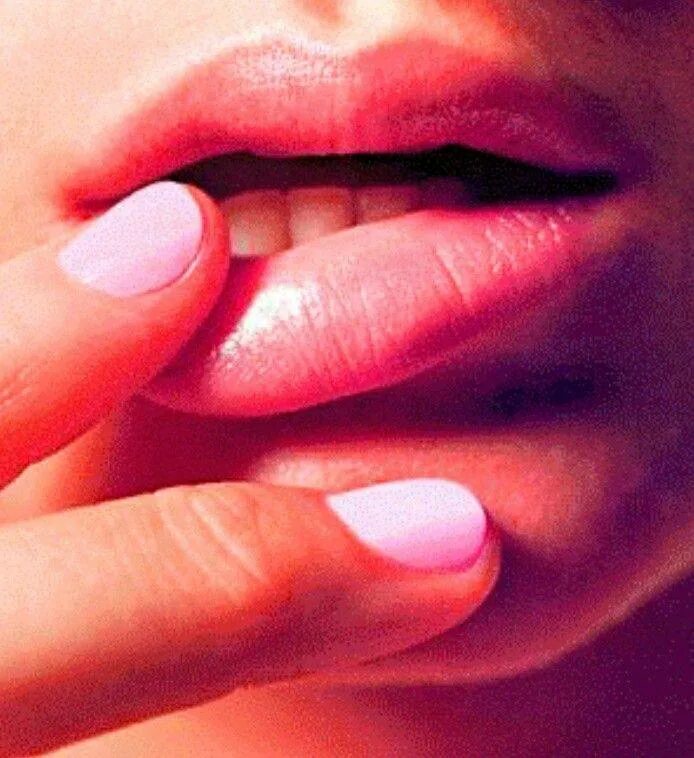 Воздушный поцелуй мужчины. Губы в губы ладони в ладони. Воздушный поцелуй. Губы девушки. Прикосновение к лицу девушки.