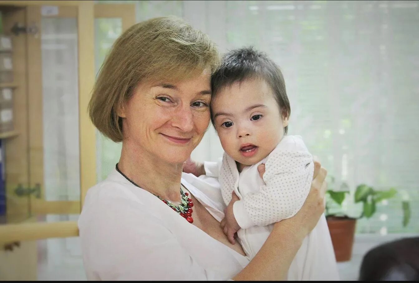 Синдром дауна семья. Дети дауны с родителями. дети с синдромом дауна у врача. мама ребёнка с синдромом дауна. дети у родителей с синдромом дауна.