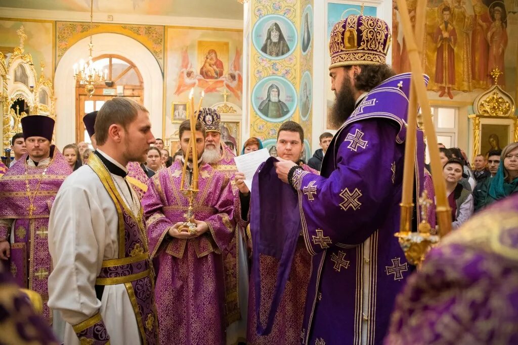 Какие цвета одежды у священников. Фиолетовое облачение у священников. Фиолетовая одежда священников. Священнослужители в фиолетовом. Сан священника в фиолетовой камилавке.