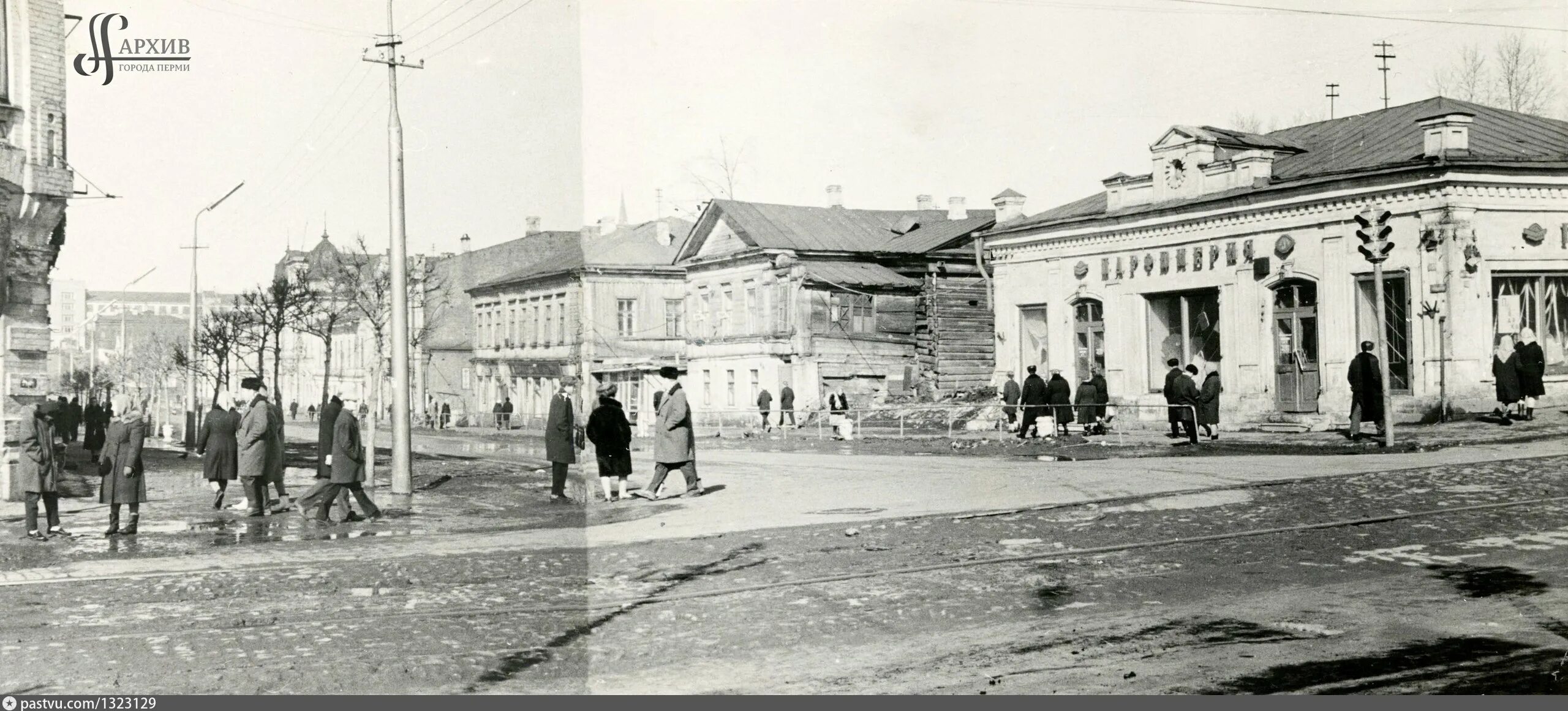 Пермь 1967. Угол Маркова и Куйбышева. Пермь. Перекресток улиц Ленина и Борчанинова, начало 1960-х. Старые фото Пермь перекресток на улице Куйбышева и Ленина.