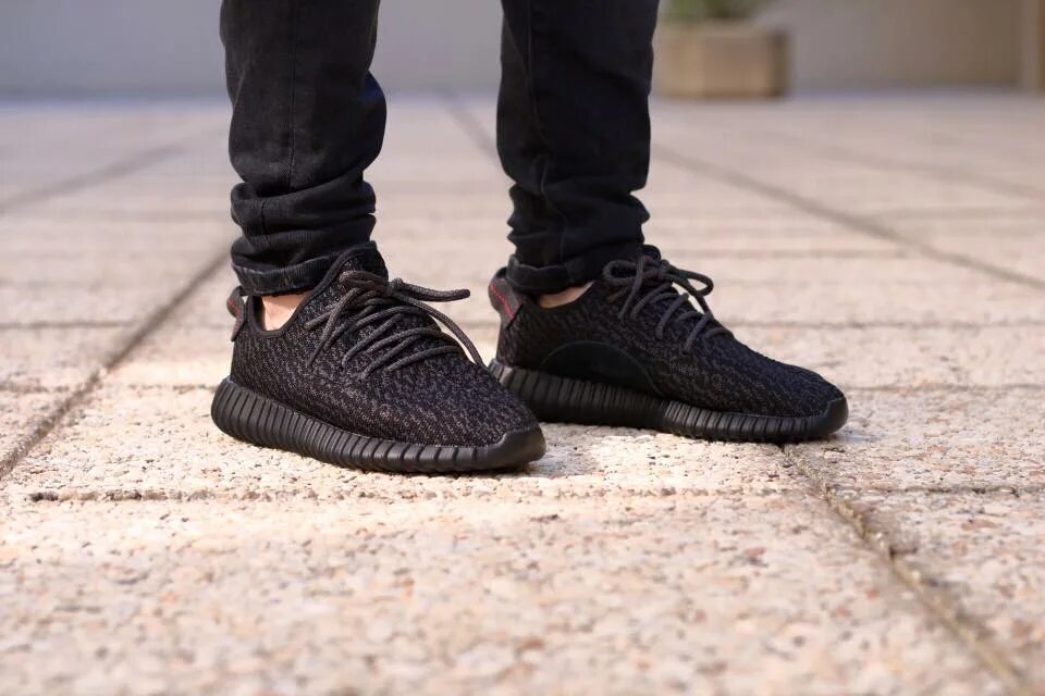 Что такое изи. Adidas yeezy boost 350 и джоггеры. adidas yeezy boost look. лук под adidas yeezy boost 350. адидас изи буст 350 с джинсами.