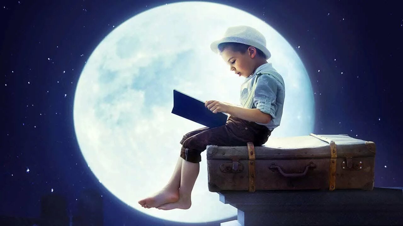 Мальчик на Луне. Мальчик сидит на Луне. Мальчик сидит на лучне. Дети Луны.