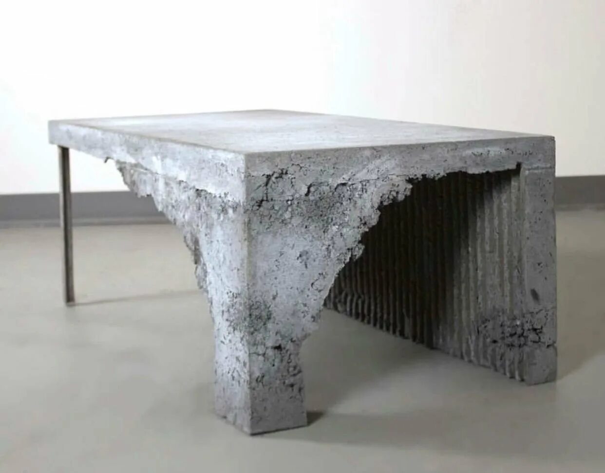 Хардкея мебель из бетона. Стол из бетона. Дизайнерский стол из бетона. Столик лофт из бетона.