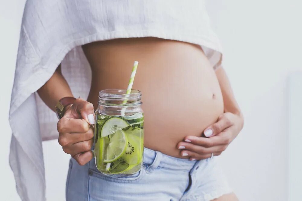 Беременно много воды. Напитки для беременных. Беременные и лекарства. Питье беременной. Лучший напиток для беременных.