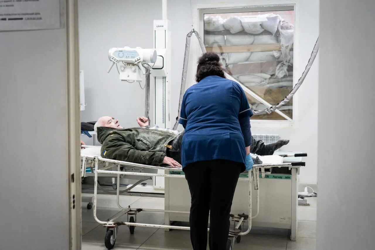 Оказание медицинской помощи в лесу. Военные медики россии. Российские военнослужащие медики. Поток раненых. Военные медики россии.