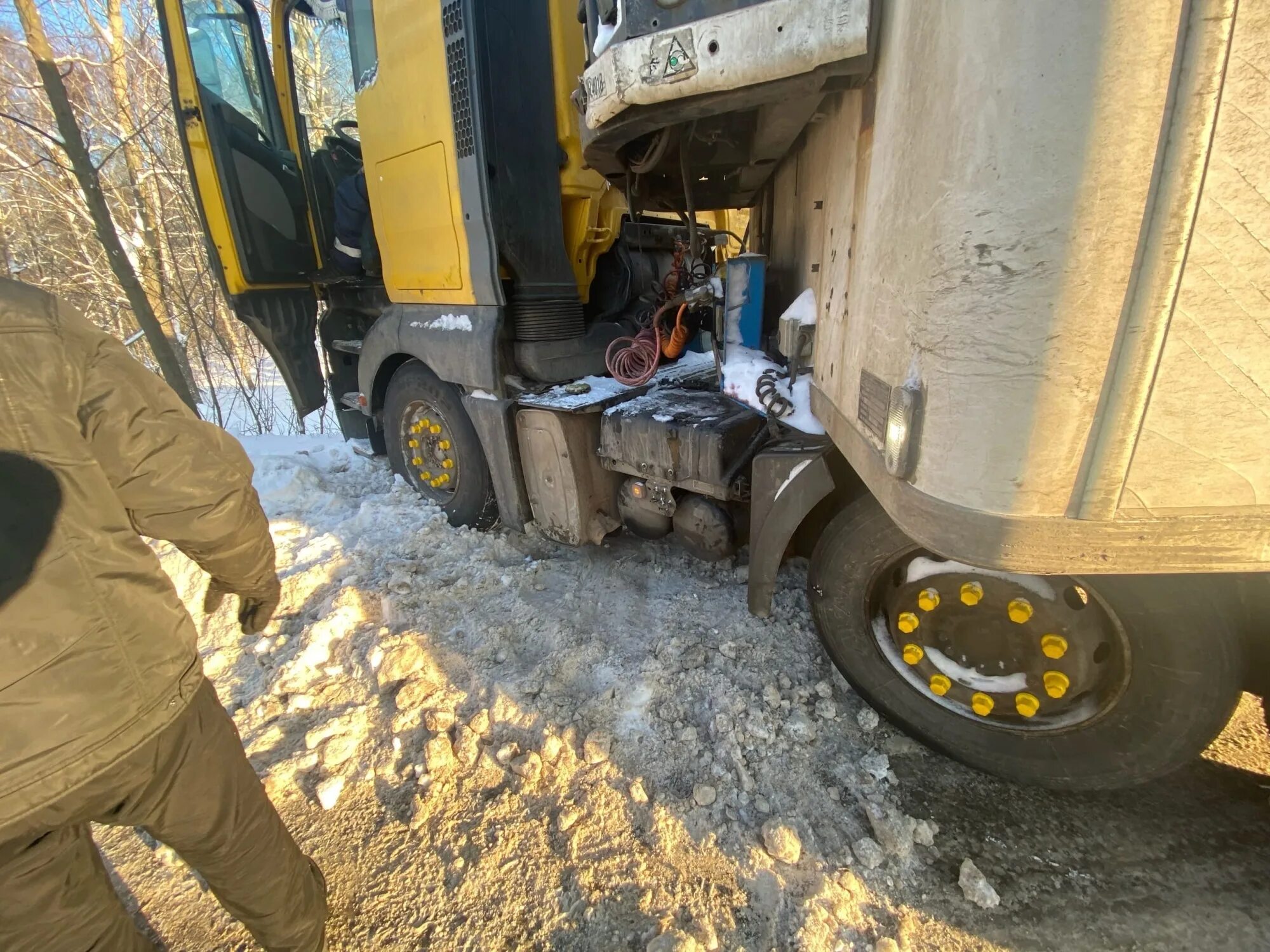 Новости курской области сегодня свежие происшествия. Авария в Курской области 2016. ДТП С фурой Электросталь. Авария на фуре сбил дорожников в Московской области.