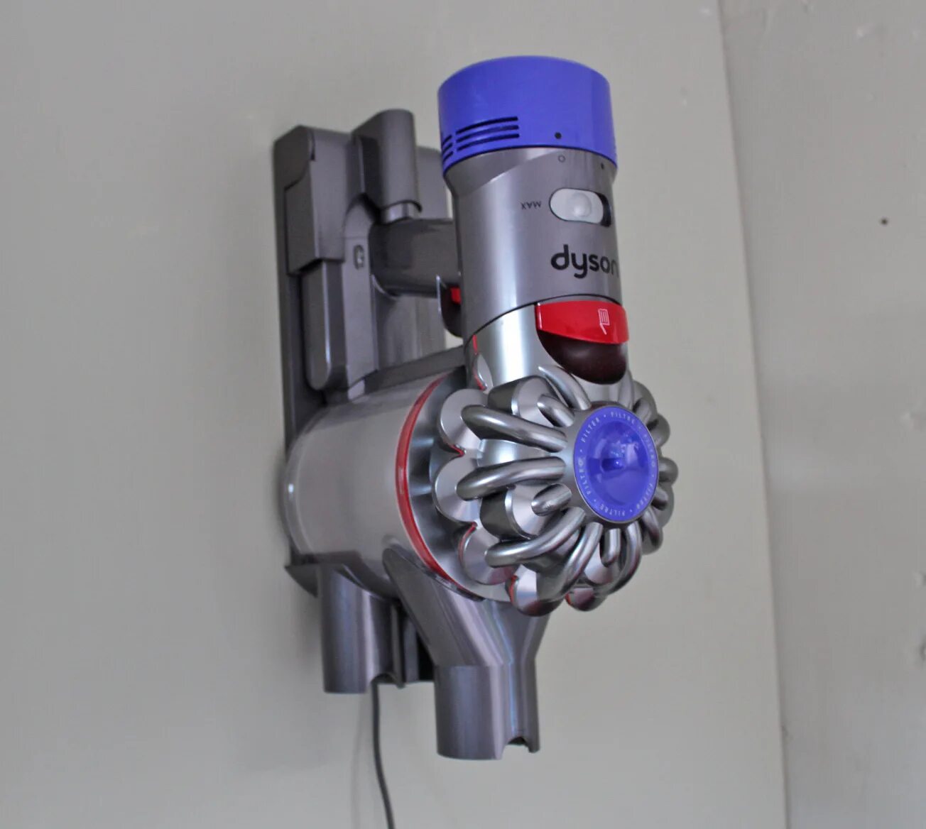 Dyson 8. Dyson sv25 v8 absolute Vaccum. Зарядка Дайсон v8. Дайсон в 8