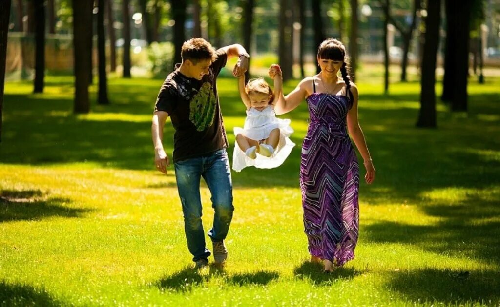 Family park 3. Дети в парке. Прогулка в парке. Дети на летней прогулке. Семья на прогулке.