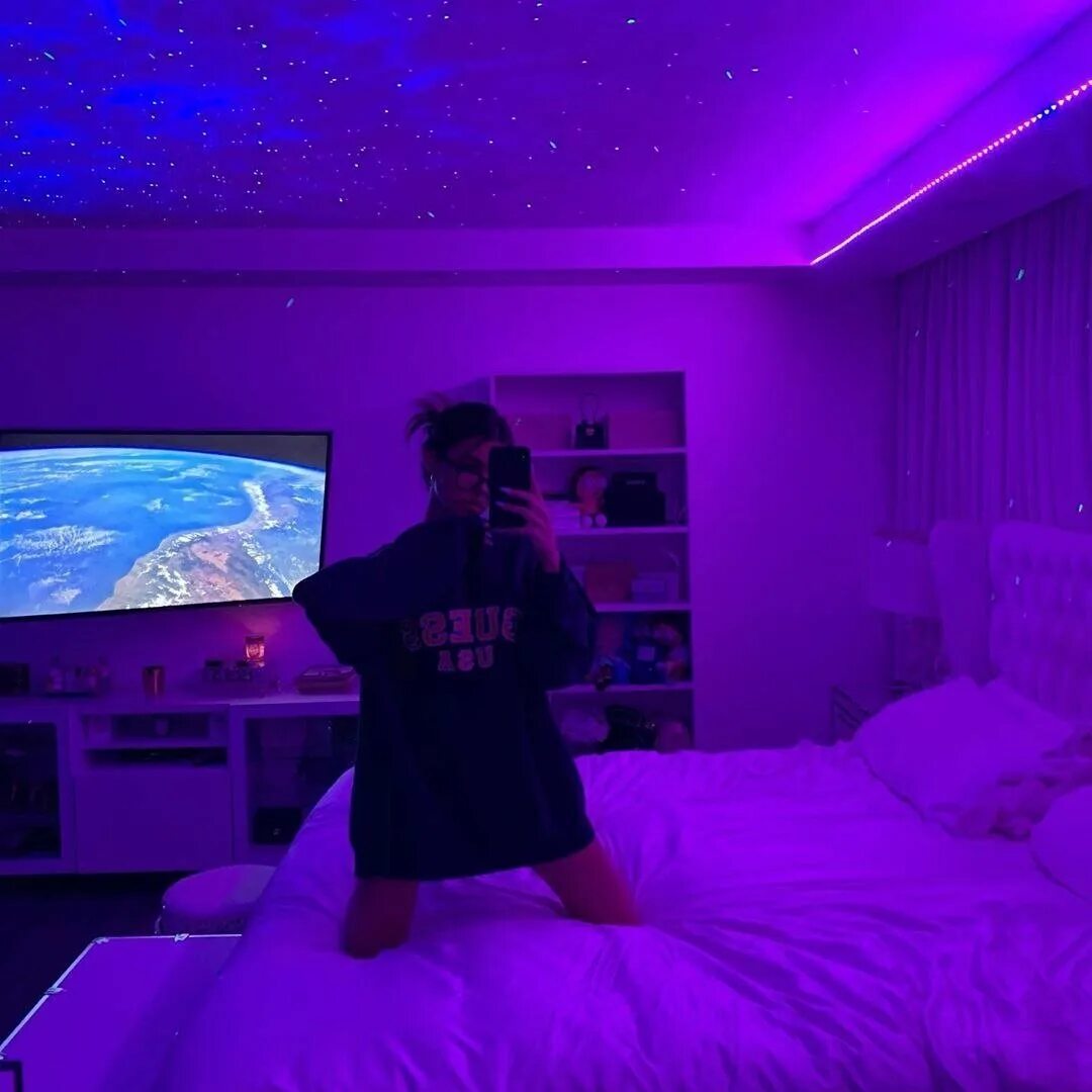 Комната подростка с подсветкой. Комната с фиолетовой подсветкой. Комната в стиле неон. Фиолетовая комната для подростка.