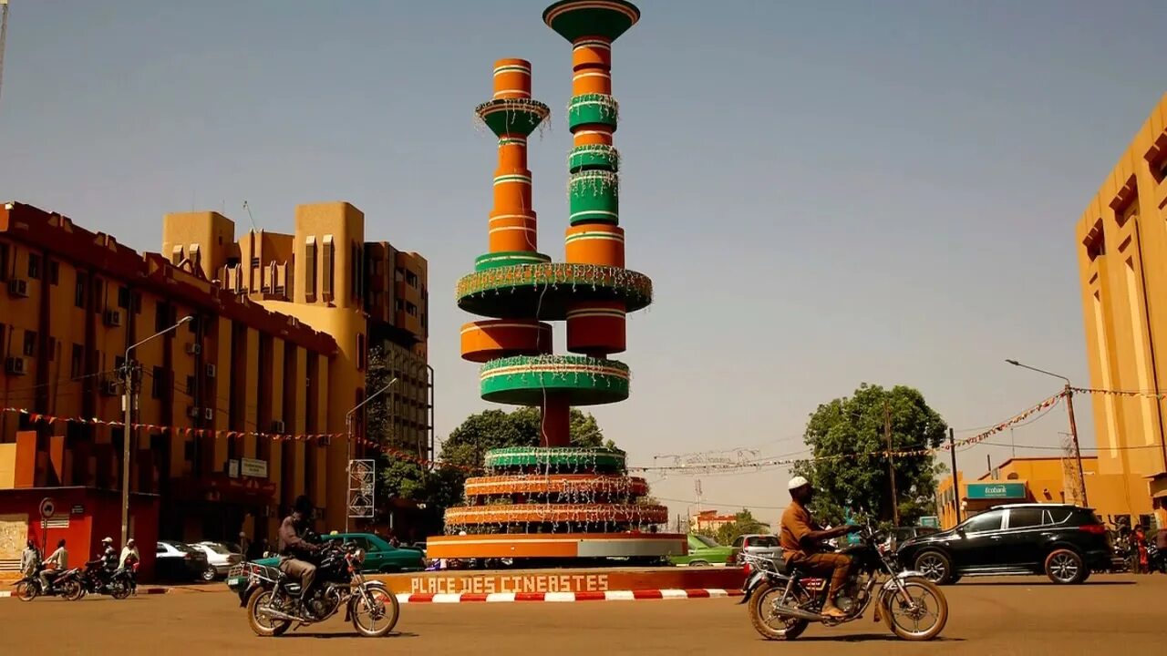 Буркина фасо это. Столица Буркина-Фасо столица. Уагадугу Буркина Фасо. Бобо Диуласо Буркина Фасо. Мечеть бобо Буркина-Фасо.