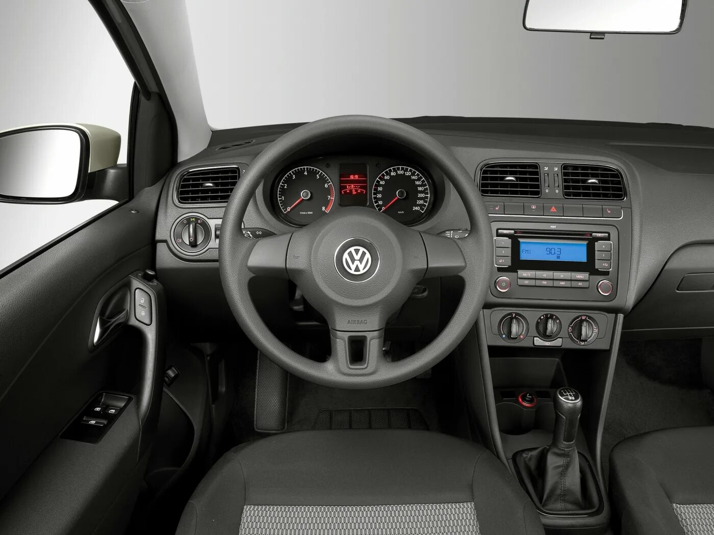 Поло интерьер. Volkswagen Polo 2010 седан салон. Volkswagen Polo sedan (2010). Салон поло седан 2011. Фольксваген поло 2011 салон.