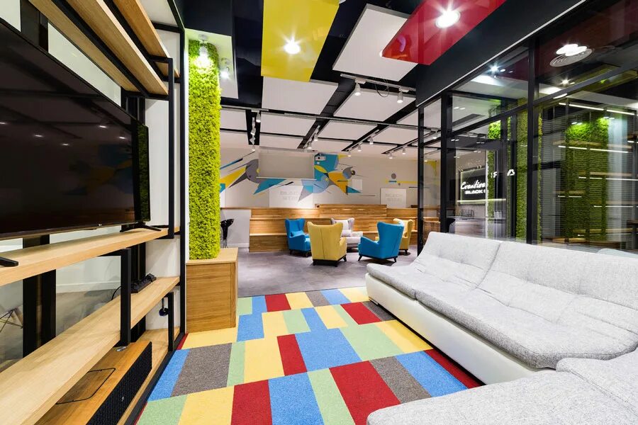 Лео бернетт дизайнер. Офис walt disney в москве. Креативный интерьер. Необычные детские библиотеки. Креативная стена в офисе.