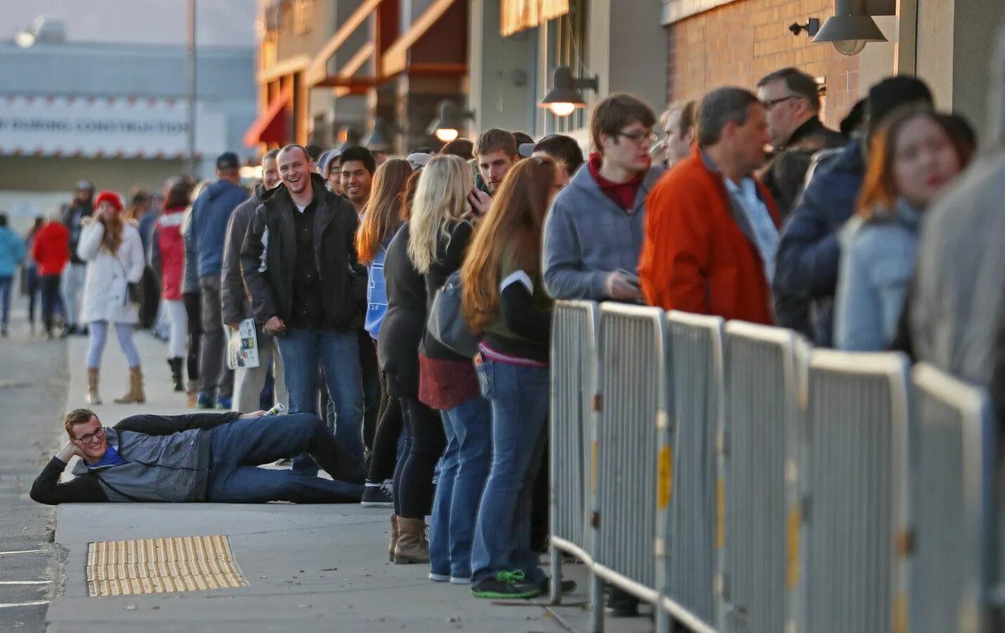 станция л очереди. много людей. продал толпе. чёрная пятница драка. толпа в магазине.