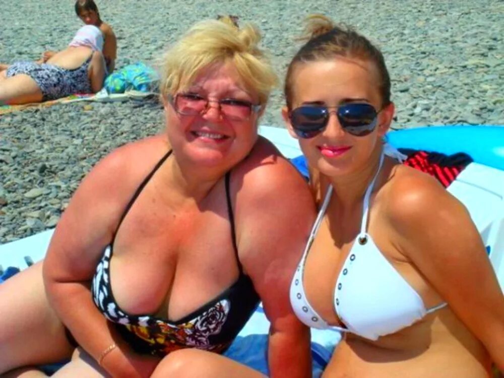 Грудастые бабушки на пляже. Бабушка с большой грудью на пляже. Мама с большой грудью дочь