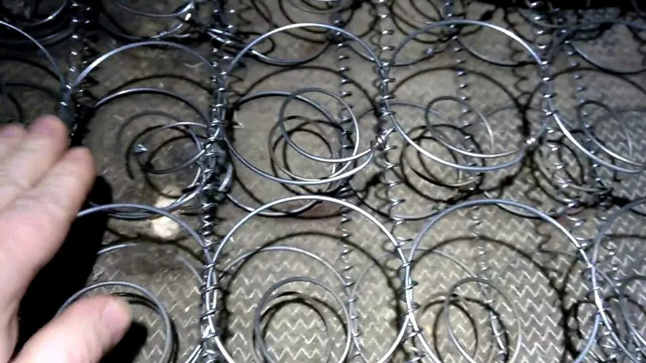 Как починить пружину. Пружинный блок починить. пружины для ремонта мягкой мебели. починить пружины в диване. диван со сломанными пружинами.