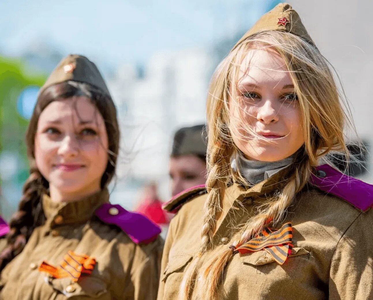 Стиль день победы. Молодежь в военной форме. Женщины в военной форме. Девчонки в военной форме. Девушки в пилотках военных.