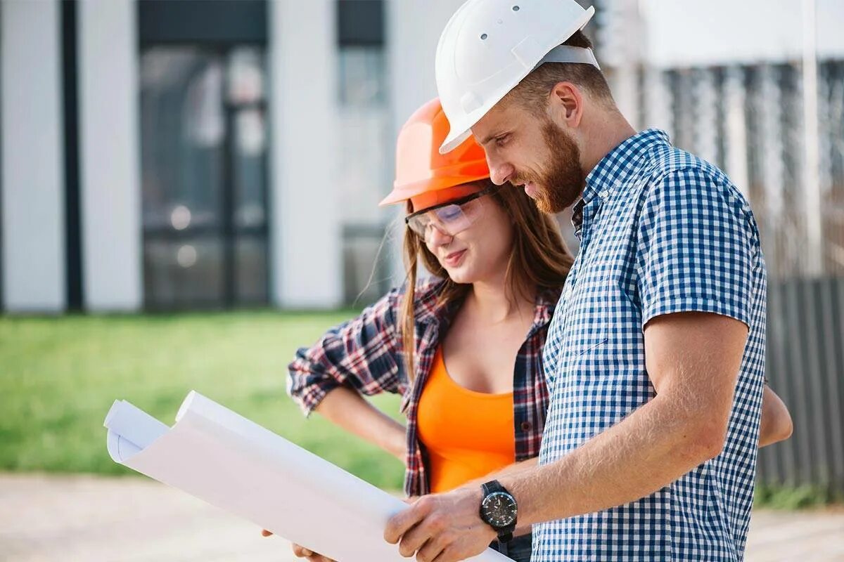 Женщина строитель. Стройка дома. Строимся вместе. Строители. Ребенок строит домик.