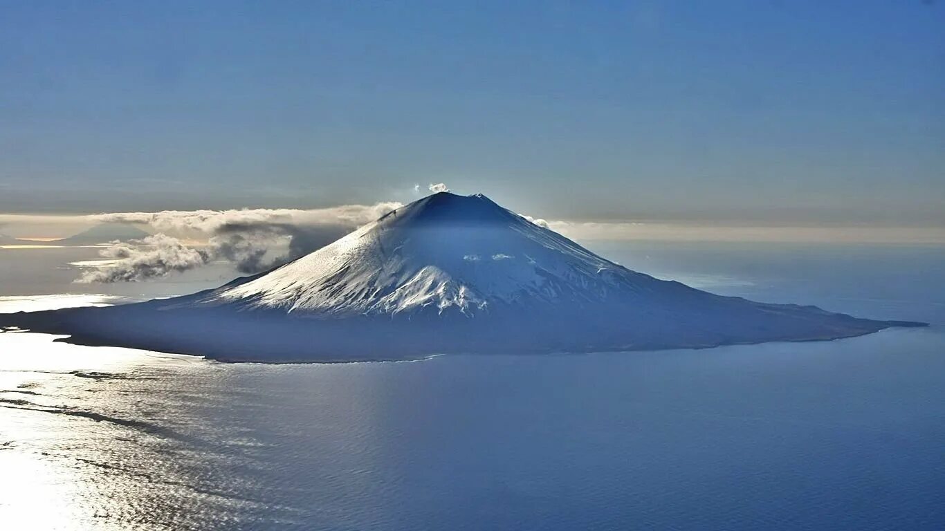 Неотъемлимой. Вулкан Алаид Курильские острова. Вулкан Алаид Сахалин. Алаид, остров Атласова. Курилы остров Атласова.