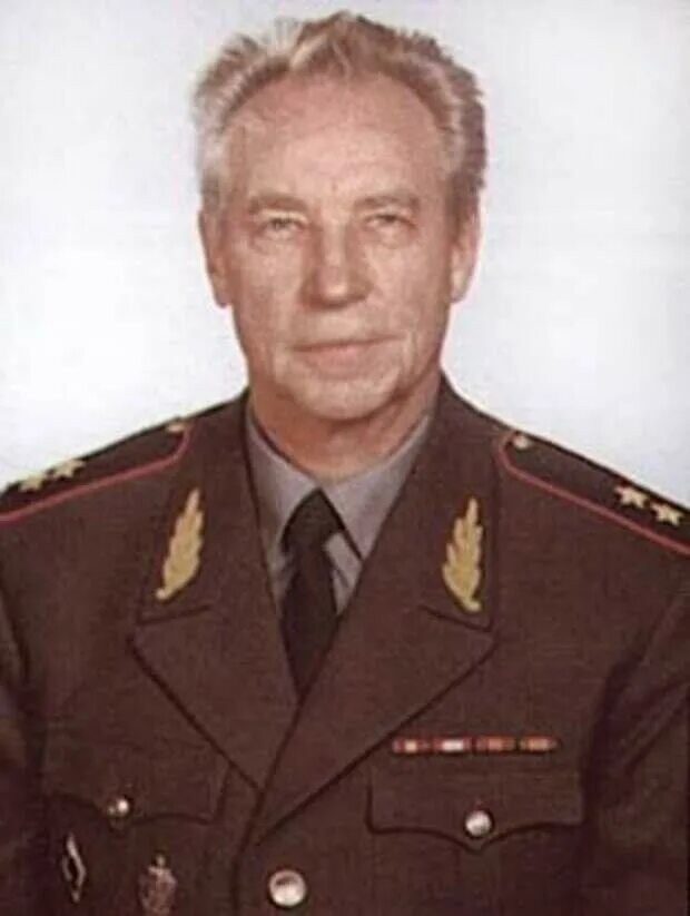 Сергей хлебников комендант. Генерал полковник свр. Форма полковника фсб. Виктор михайлович генерал лейтенант свр. Генерал кгб шебаршин.