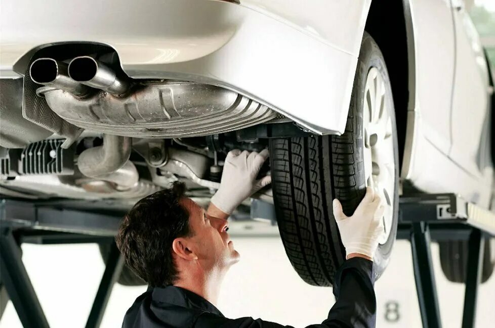 Станция технического обслуживания автомобилей. Машина на подъемнике в автосервисе. Опыт автосервис. Опыт автосервис. Диагностика ходовой части автомобиля.