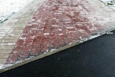 Чем посыпают тротуары
