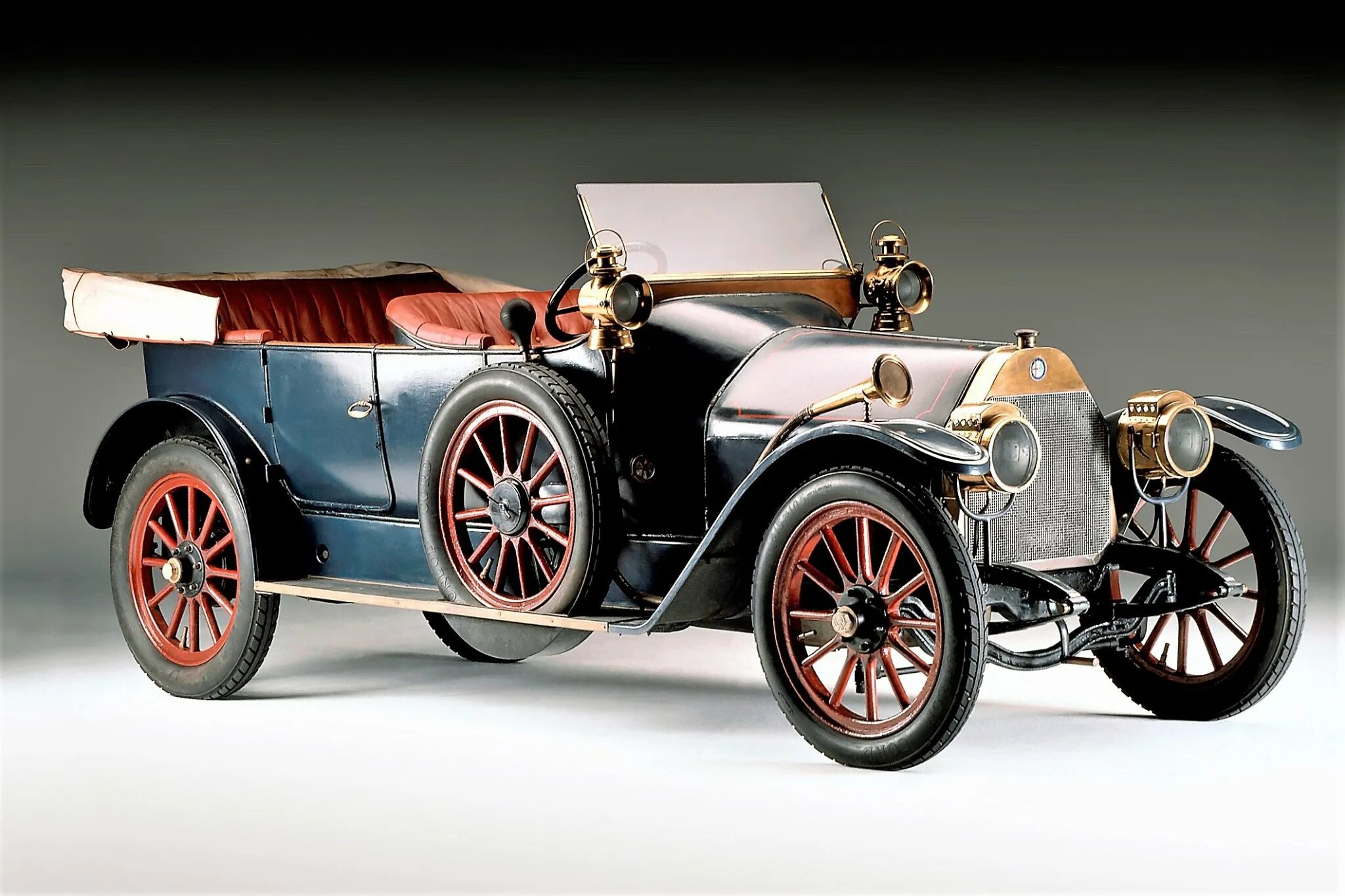 Марка 1 автомобиля в мире. Alfa Romeo 1910. Alfa Romeo — a.l.f.a. 24 h.p. (1910). Альфа Ромео 1910 года. Первый автомобиль Альфа Ромео.