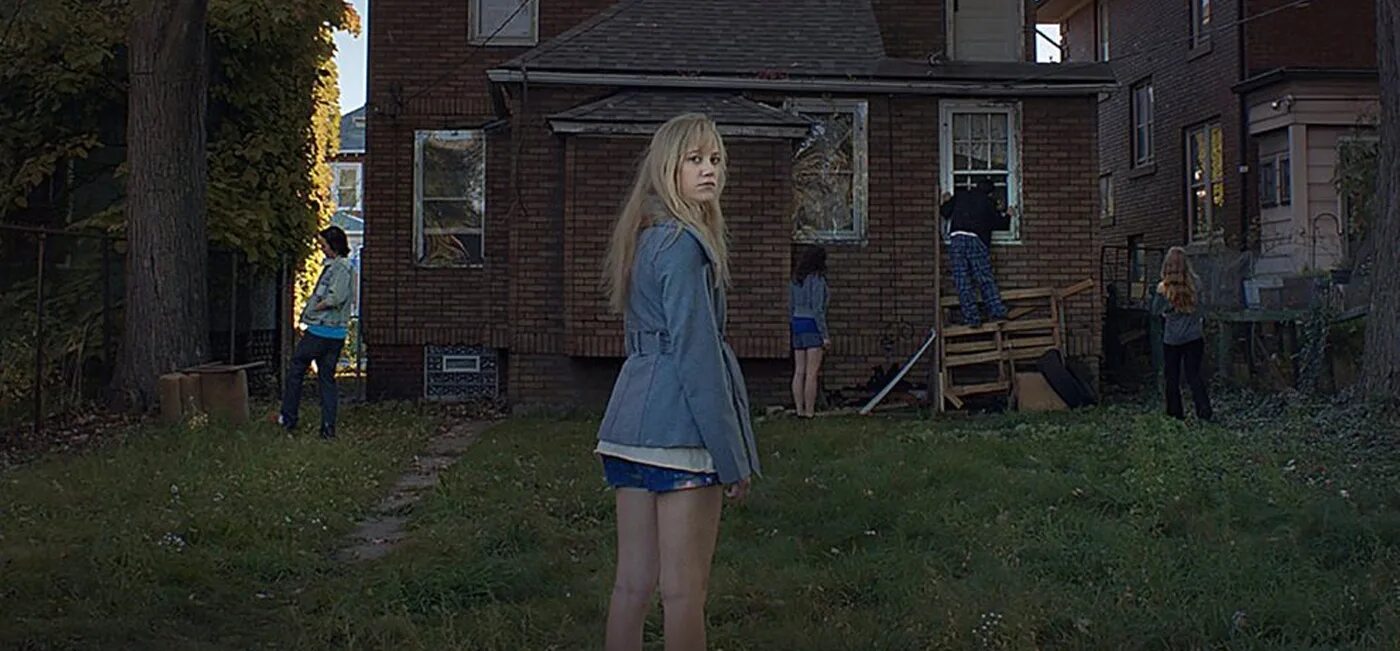 Оно it follows 2014. It follows (дэвид роберт митчелл, 2014). фильм оно дэвид роберт митчелл 2014.