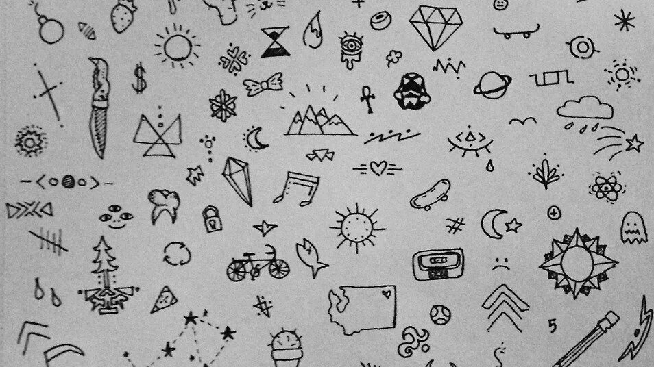 На руках много маленьких. Тату на кисти. Тату молодежные. Маленькие тату. Тату на всю руку.