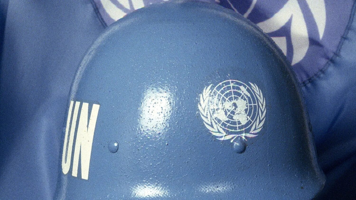 Голубой оон. Каска Миротворца ООН. Шлем миротворческие силы ООН. Голубые каски. Шлем Миротворца.