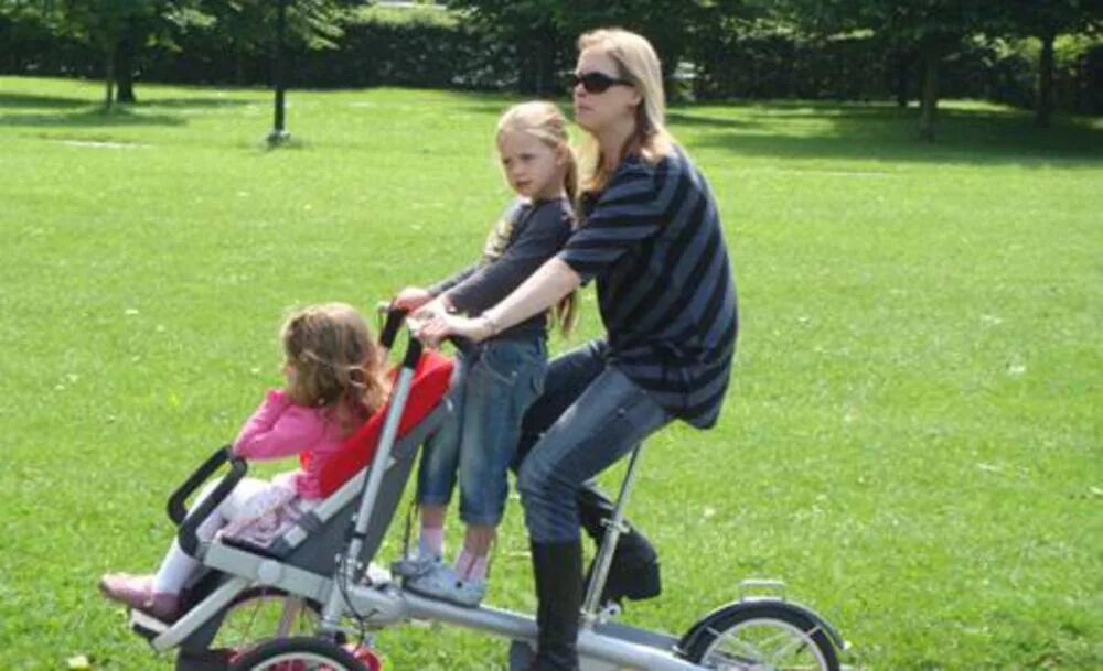 Включи friendly taga. Коляска-велосипед taga Bike. Самокат для мамы с ребенком. Велосипед для мамы с ребенком. Коляска велосипед для двоих детей.