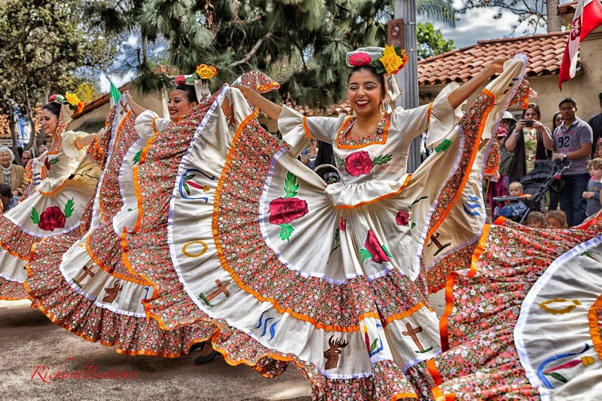 Как называется праздник в мексике. Синко де майо. cinco de mayo праздник мексика. синко де майя праздник. синко де майо праздник.