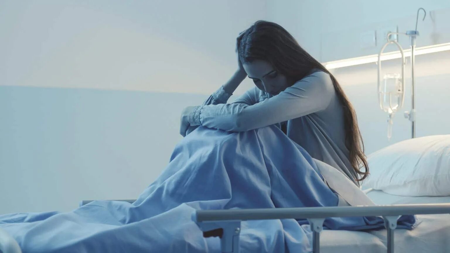 Девушка на больничной койке. Женщина в больничной палате. Девушка лежит на больничной койке. Девочка на больничной койке. В его кабинете всегда лежала