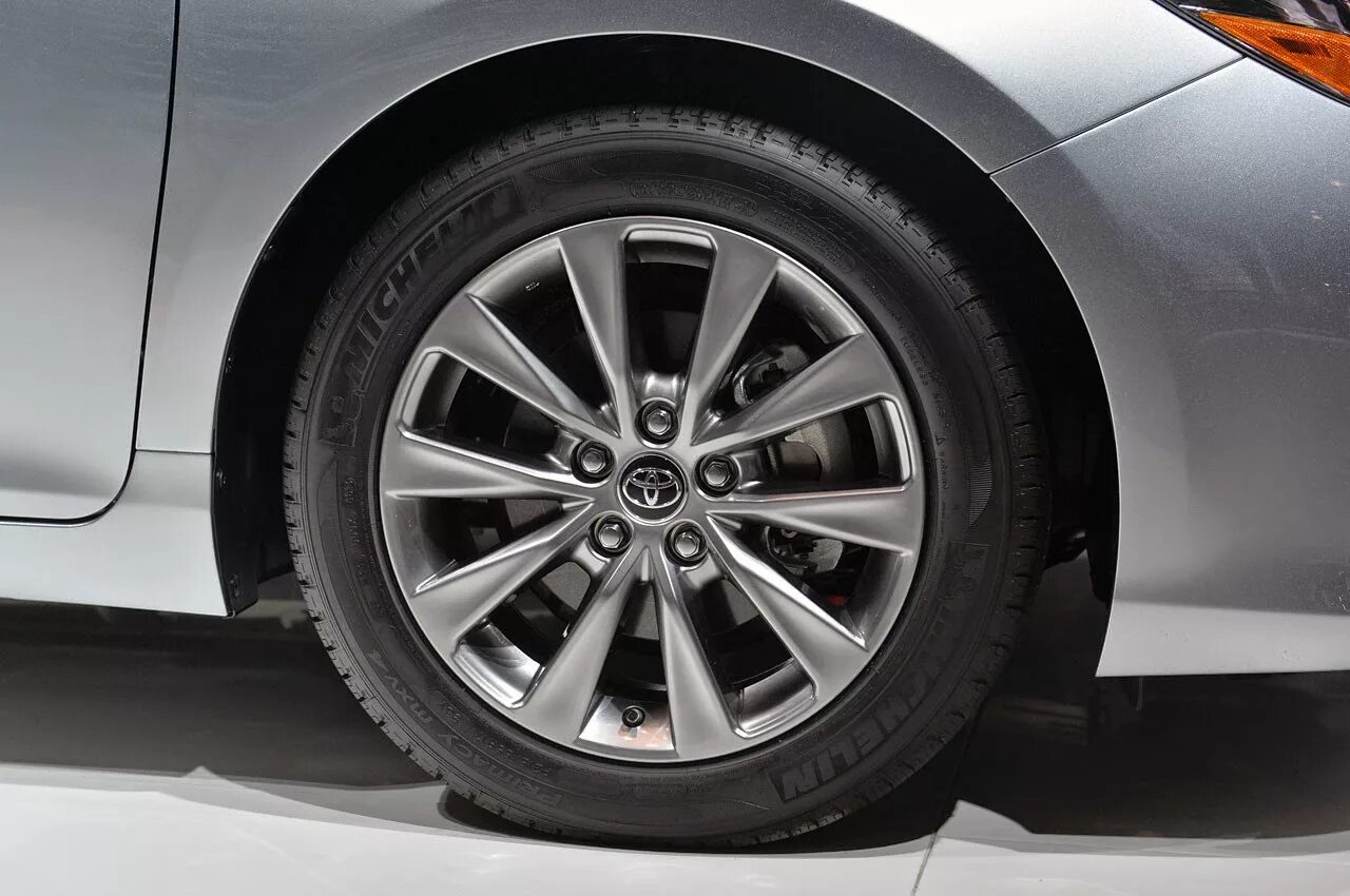Шины для Toyota Camry 2015г. Колеса 215\55 на Камри. Тойота Камри 2015 диски 16. Камри 50 r16. Размер резины на камри