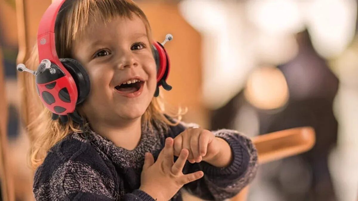 Музыка детям слушать можно. Ребенок в наушниках. Прослушивание музыки дети. Ребенок с наушниками. Дети поют.